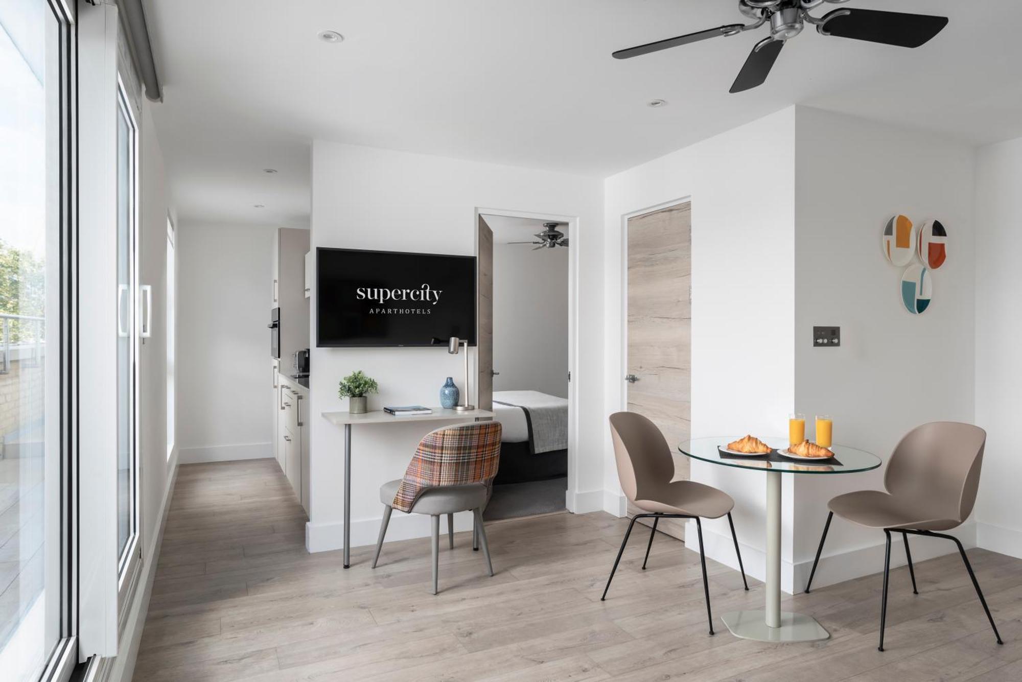 Q Square By Supercity Aparthotels Brighton Ngoại thất bức ảnh